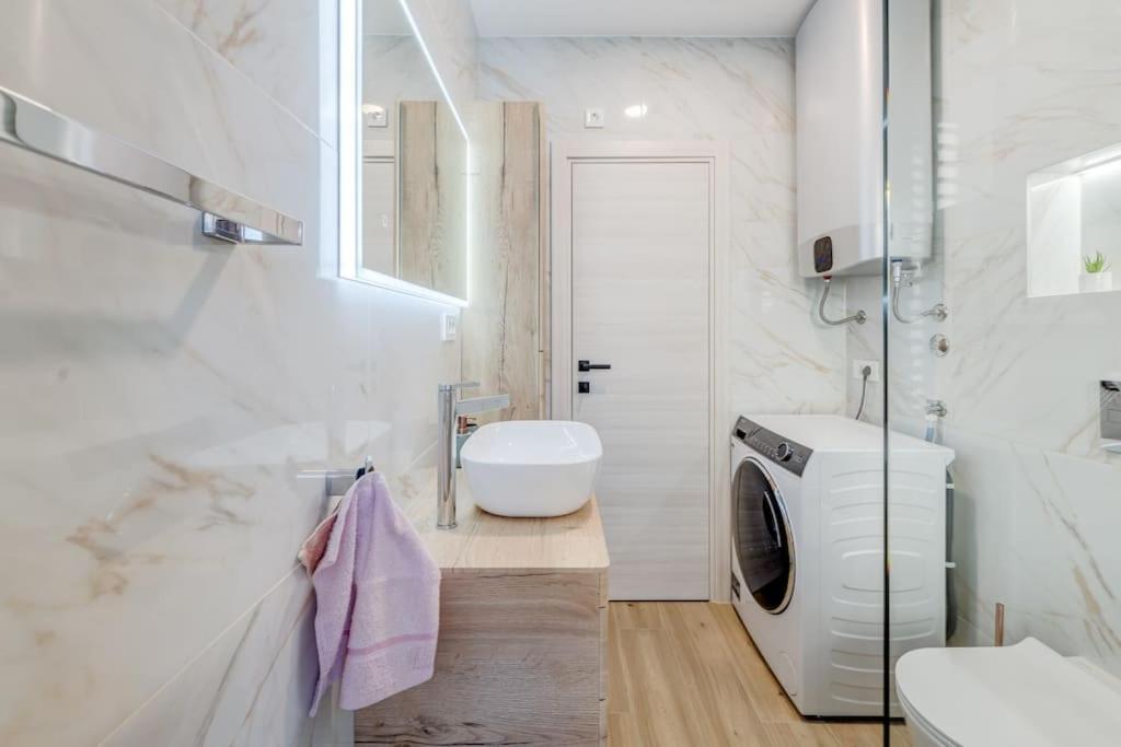 New Luxury In The Center Of