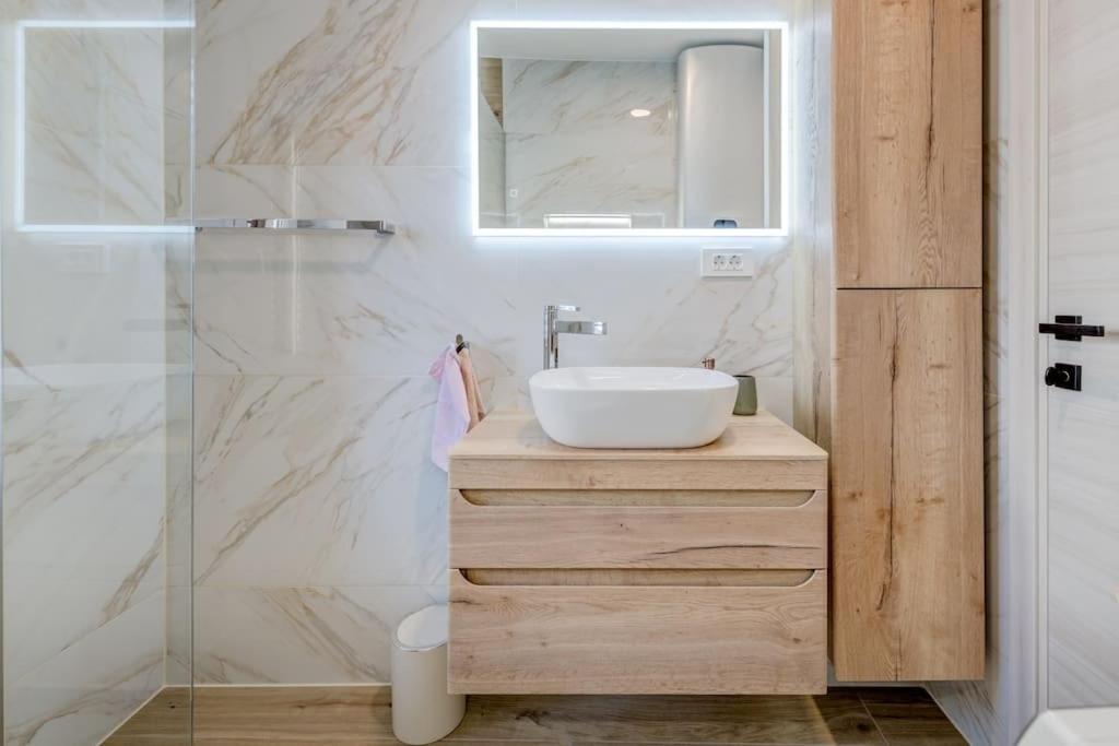 New Luxury In The Center Of Apartment *