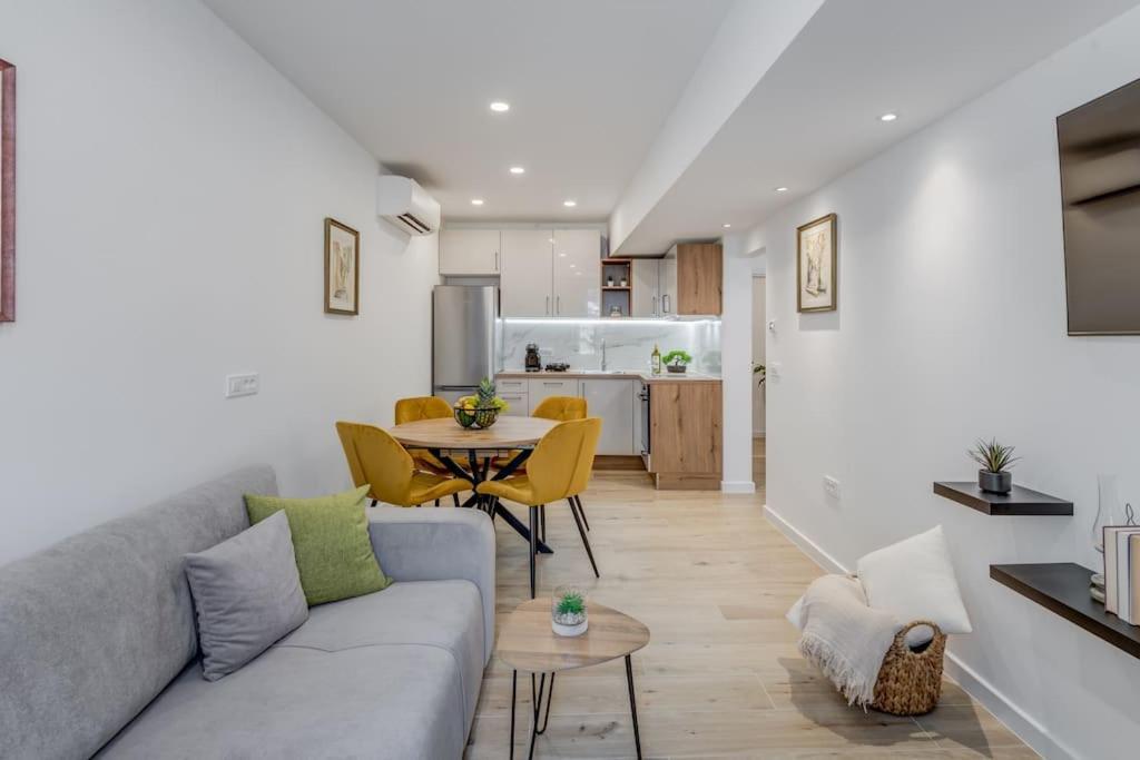 New Luxury In The Center Of Apartment